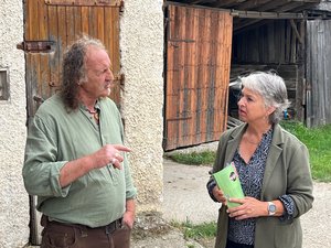 Biobauer Richard Hausnperger auf seinem Hof in Baar-Ebenhausen im Gespräch mit Gisela Sengl, Landtagsabgeordnete und agrapolitische Sprecherin von Bündnis 90 / Die Grünen.