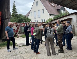 Besuch beim Bio-Landwirt Richard Haunperger (3. von rechts.)