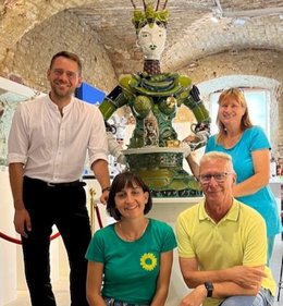 Die Hopfenkönigin der Künstlerin Margit Grüner (rechts im Bild)