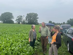 Gisela Sengl, Landtagsabgeordnete und agrapolitische Sprecherin von Bündnis 90 / Die Grünem auf dem Zuckerrücken-Acker von Biobauer Richard Hausnperger aus Baar-Ebenhausen.