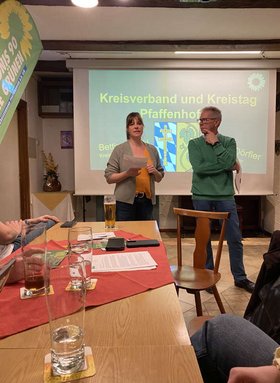 Kreissprecherin Bettina Markl und Fraktionssprecher der Grünen im Kreistag, Roland Dörfler