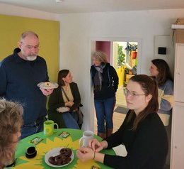 Bezirsrätin Sue Mesan (vo. re.) im Gespräch mit Bürger*innen zur psychatrischen Versorgungssituation in der Region.