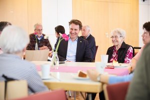 Ludwig Hartmann im Gespräch im Seniorenbüro.
