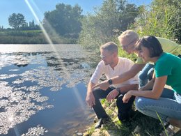 Roland Dörfler mit Informationen zur Wassernuss.