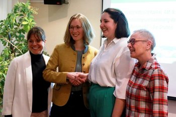 Eva Lettenbauer gratuliert Emily Rumpf zur Kandidatur
