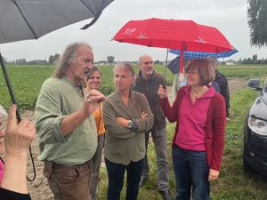 Gisela Sengl, Landtagsabgeordnete und agrapolitische Sprecherin von Bündnis 90 / Die Grünem auf dem Kartoffel-Acker von Biobauer Richard Hausnperger aus Baar-Ebenhausen.